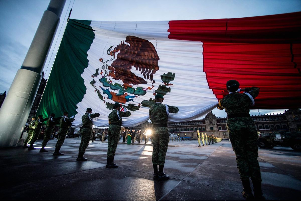 Esta mañana, el presidente Andrés Manuel López Obrador; encabezó el izamiento de la Bandera a media asta en el Zócalo de la Ciudad de México. | Foto: Cortesía.