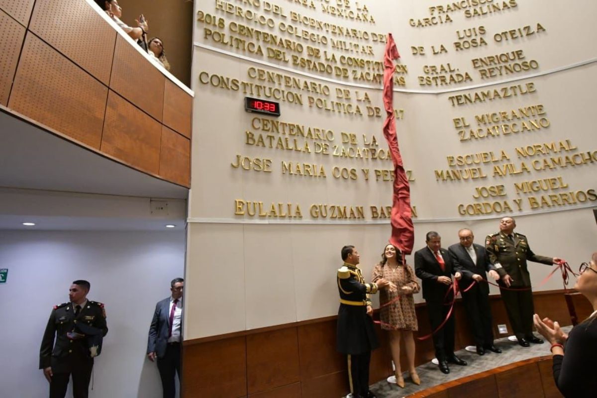 Develan letras doradas con la leyenda: “2023, Año del Bicentenario del Heroico Colegio Militar” en el muro de honor del Congreso de Zacatecas.