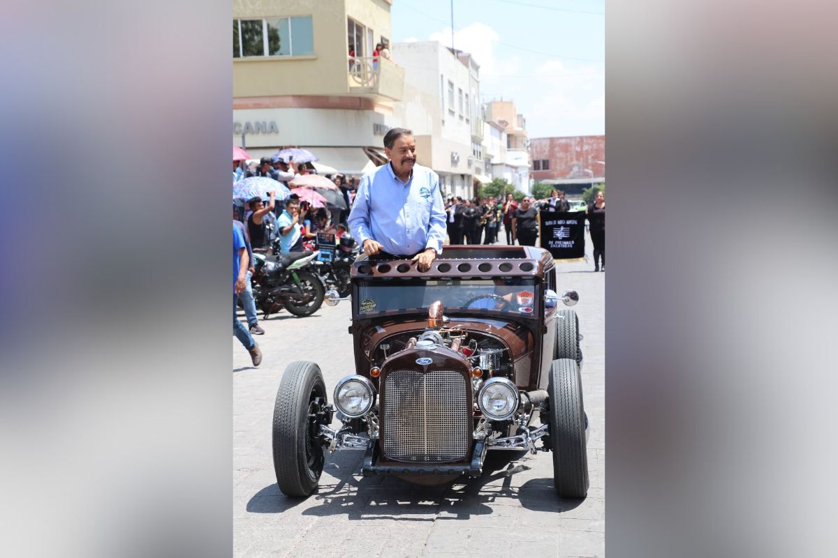 Más de 500 automóviles clásicos deslumbraron a los residentes y visitantes de Fresnillo; mientras desfilaban por las principales calles de la ciudad. | Foto: Cortesía.