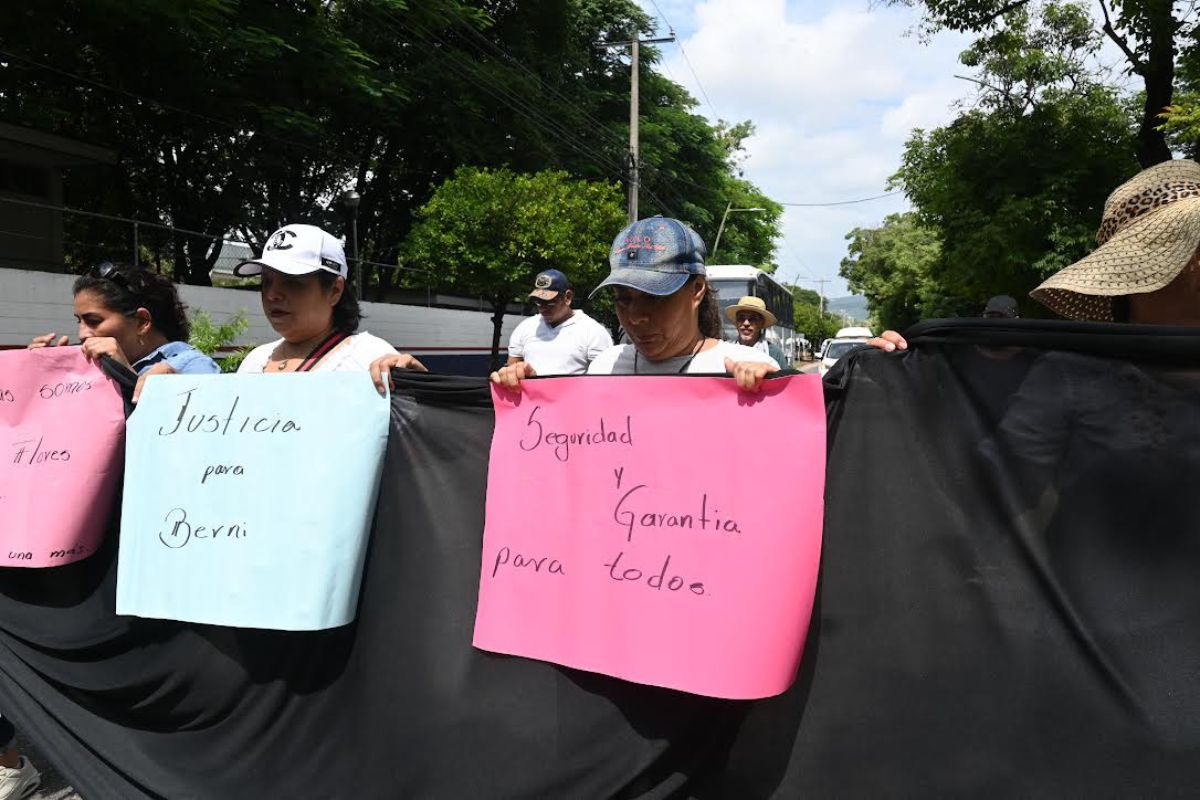Ante el feminicidio de la profesora Berni Flor Mejía Velázquez, ocurrido en Amatenango de la frontera; un grupo de trabajadores del Colegio de Bachilleres de Chiapas. | Foto: Cortesía.