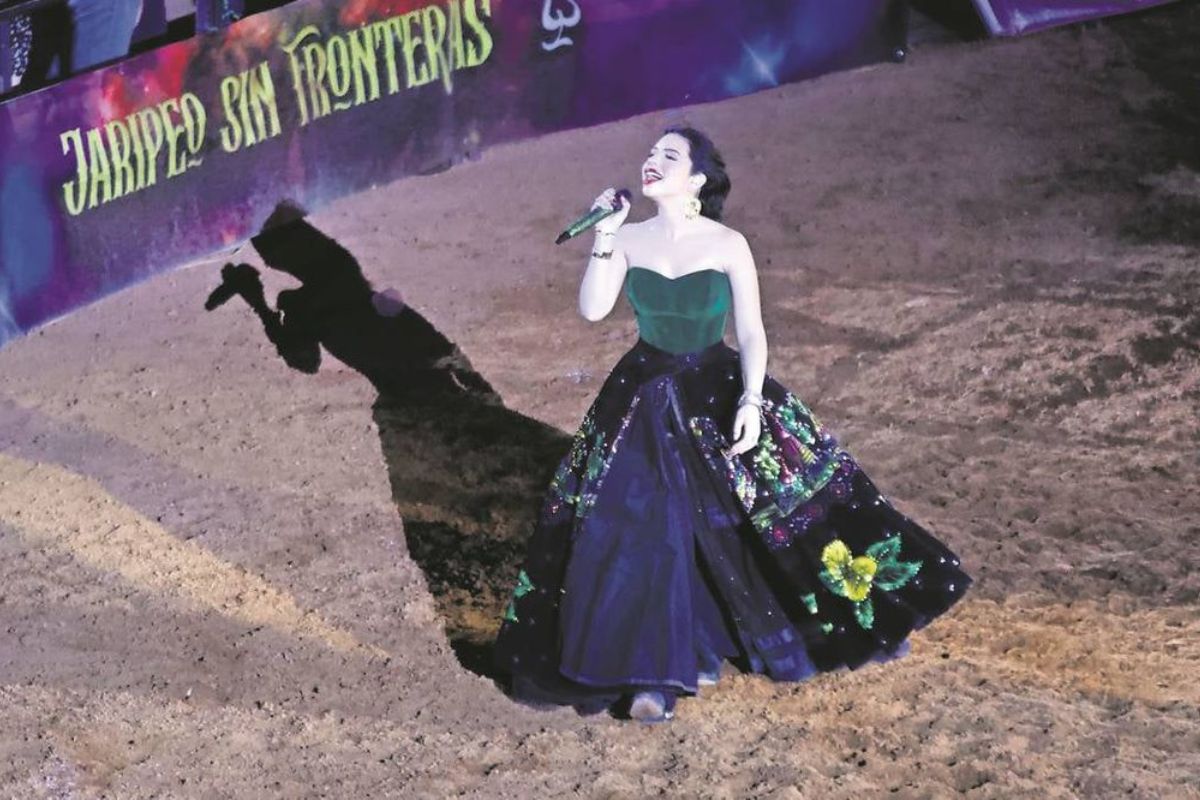 Ángela Aguilar baja enojada del escenario | Foto: cortesía.