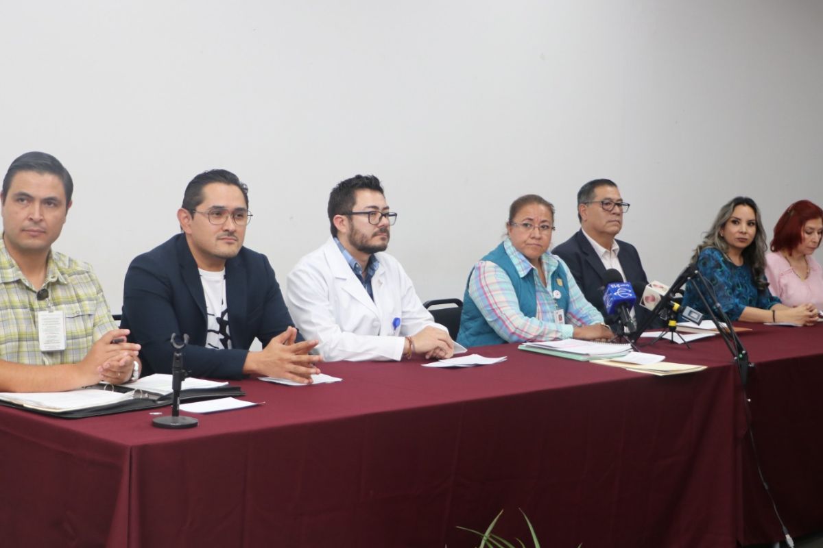 Personal de Servicios de Salud de Zacatecas, sobre las vacunas. | Foto: Manuel Medina.