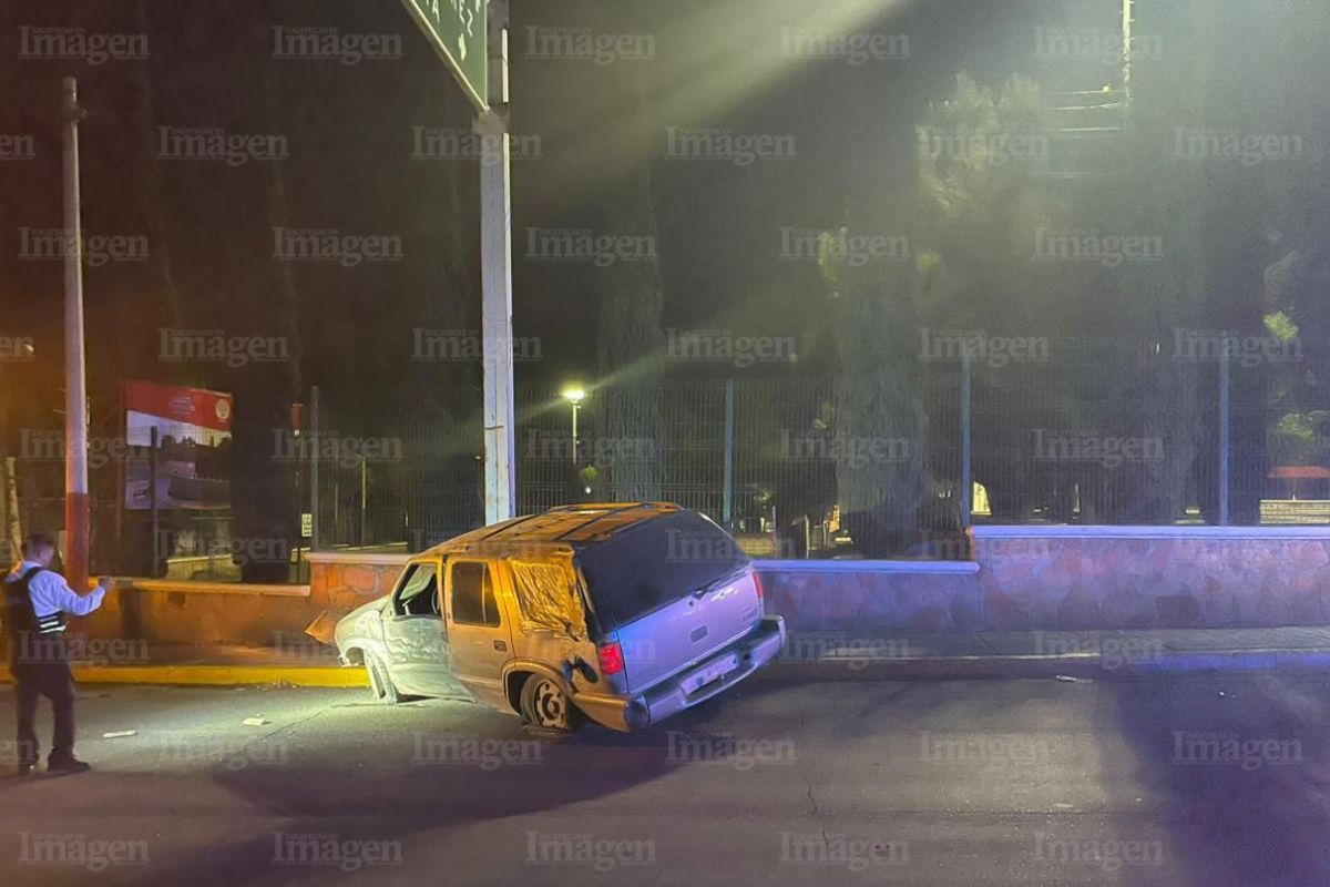 Hombre queda prensado tras accidente automovilístico sobre el crucero Miguel Hidalgo en Fresnillo  | Foto: Imagen. 