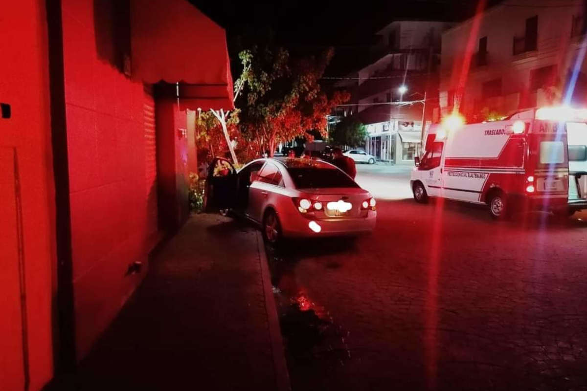 Joven choca contra un árbol en Tlaltenango y termina en el hospital