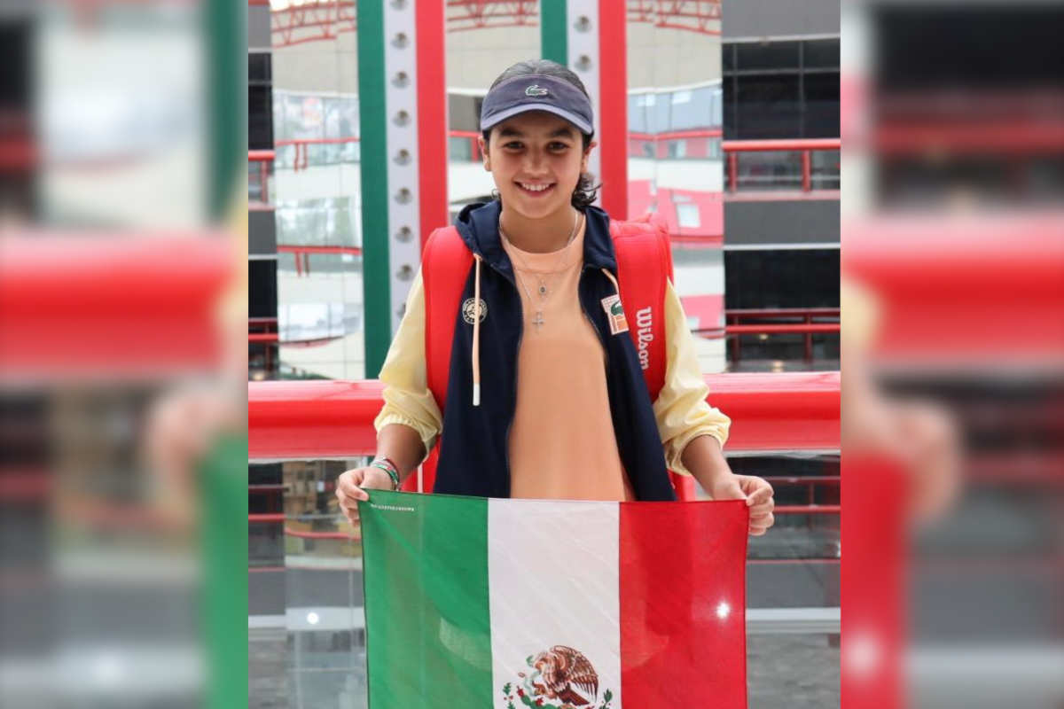La tenista zacatecana Valeria Cabral Zamora muestra con orgullo la enseña patria. | Foto: Cortesía.