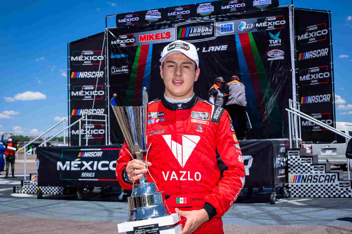 Mateo Girón luce orgulloso el trofeo por el segundo puesto en la carrera del pasado domingo en el  Ovalo de Aguascalientes. | Foto: Cortesía.
