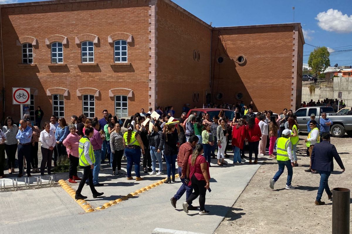 Simulacro Nacional: Cerca de 250 personas fueron evacuadas de la presidencia municipal en Fresnillo | Fotos: Angel Martinez 