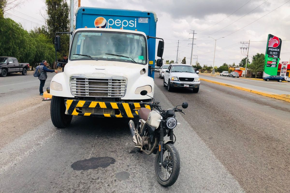 Un señor tuvo que aventarse de su motocicleta para poner a salvo su integridad; debido a que un camión refresquero se quedó sin frenos.