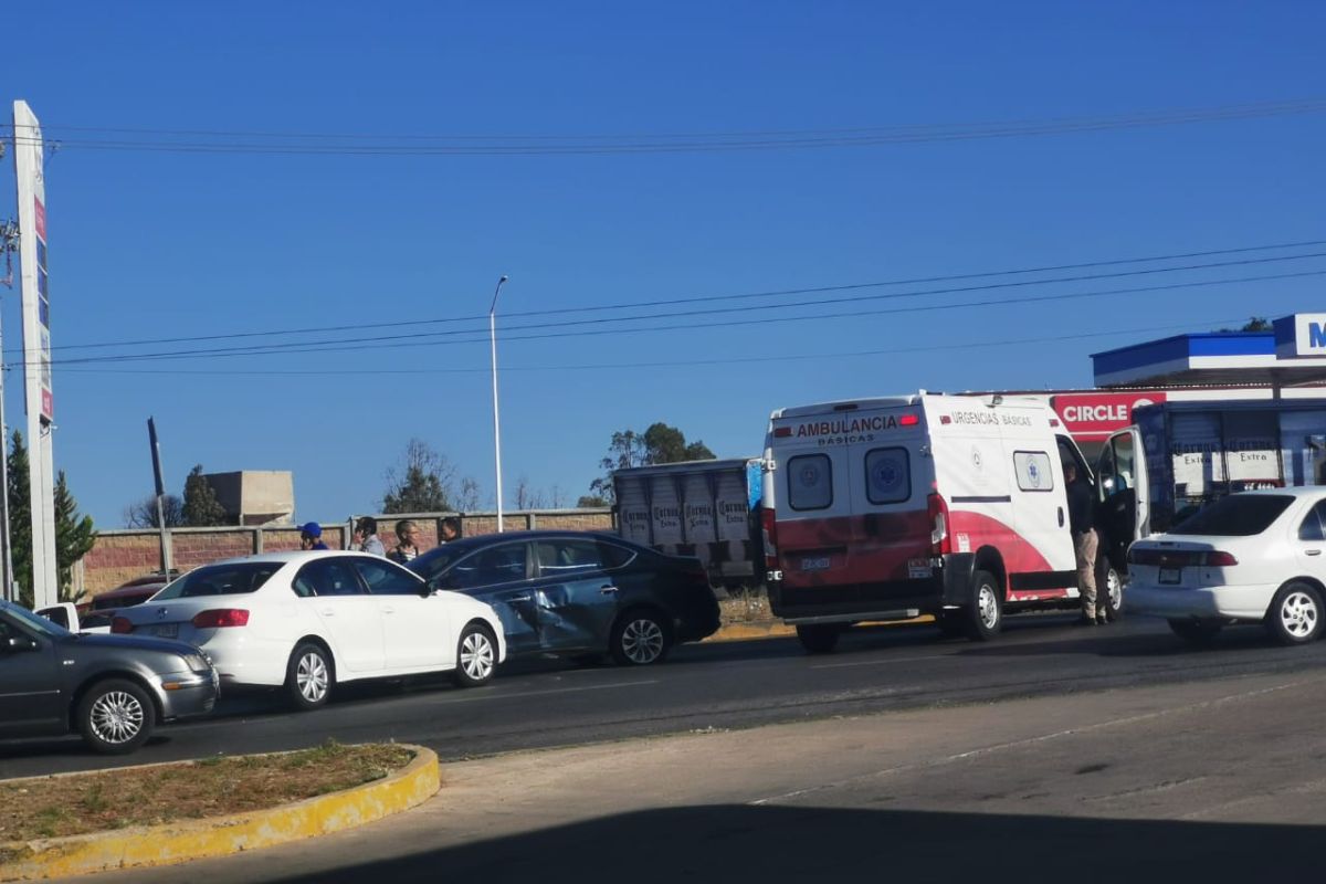Un accidentado inicio de semana se registró en el acceso norte a la capital zacatecana luego de un percance que involucró a dos vehículos. | Foto: Cortesía.