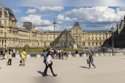 El museo del Louvre de París, el más grande del mundo, y el emblemático Palacio de Versalles; cerraron a mediodía y a las 16:00 horas respectivamente de este sábado por razones de seguridad.