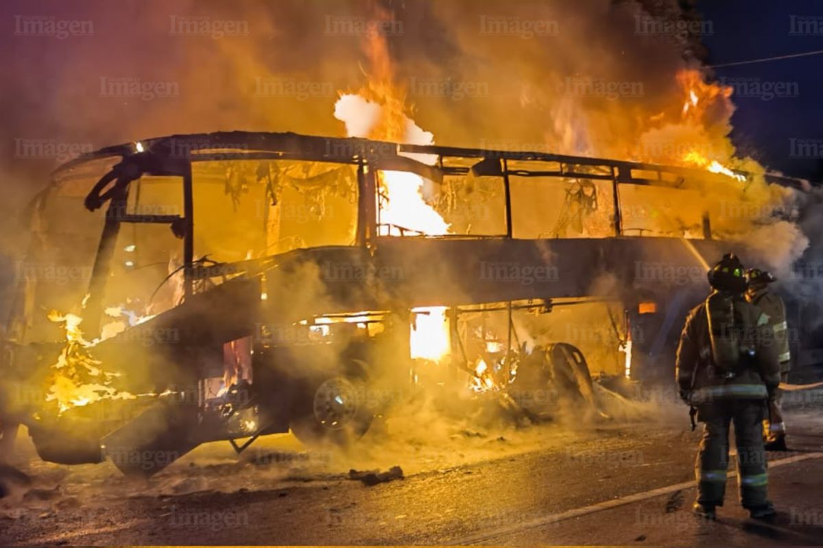 Incendio de autobús. | Foto: IMAGEN.