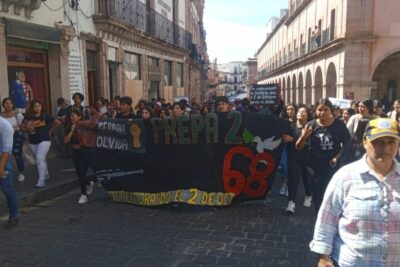 Estudiantes de la UAZ marchan por 55 aniversario de la matanza de Tlatelolco