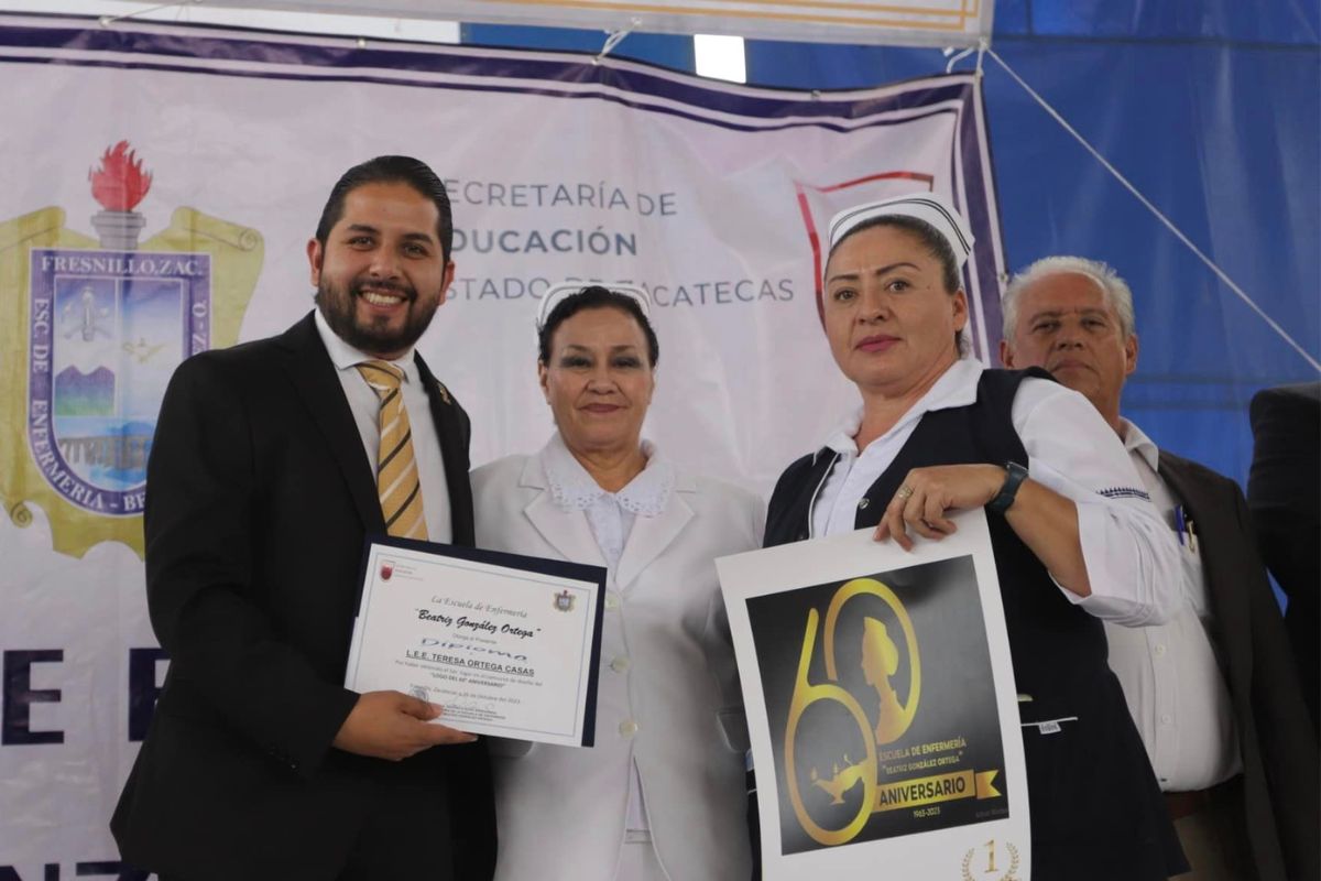 Martín Álvarez Casio reconoce a enfermeras de la institución | Foto: Facebook: Escuela de Enfermeria BGO