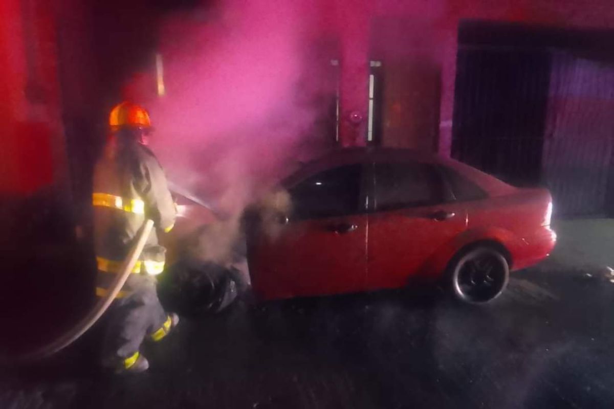 Vehículo incendiado en colonia Alma Obrera | Foto: Cortesía.