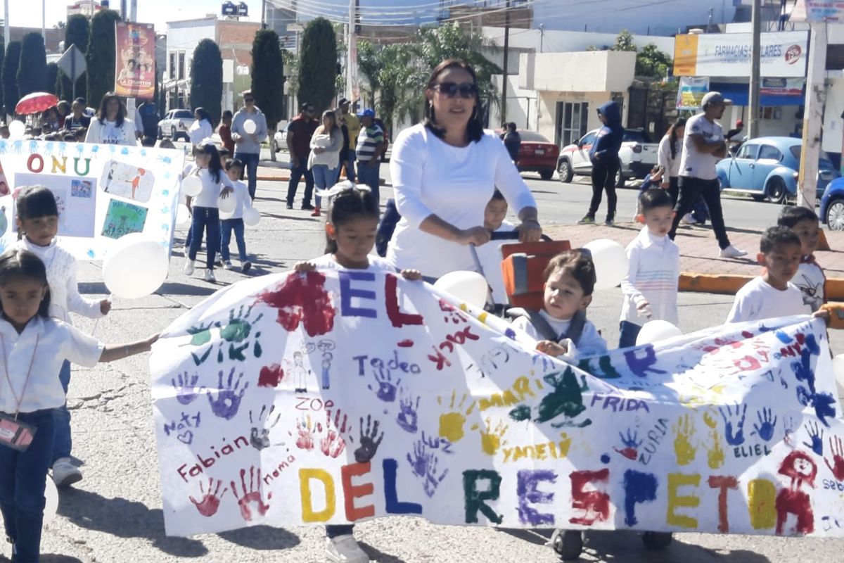 Niños del preescolar Francisco Goitia realizan marcha por la paz en Fresnillo | Foto: Ángel Martinez 