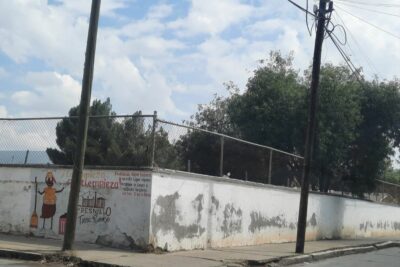 Padres de familia piden se construya barda perimetral en la escuela Álvaro Obregón