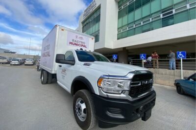 Personal del Rastro Municipal de Fresnillo recibe una camioneta para repartir carne