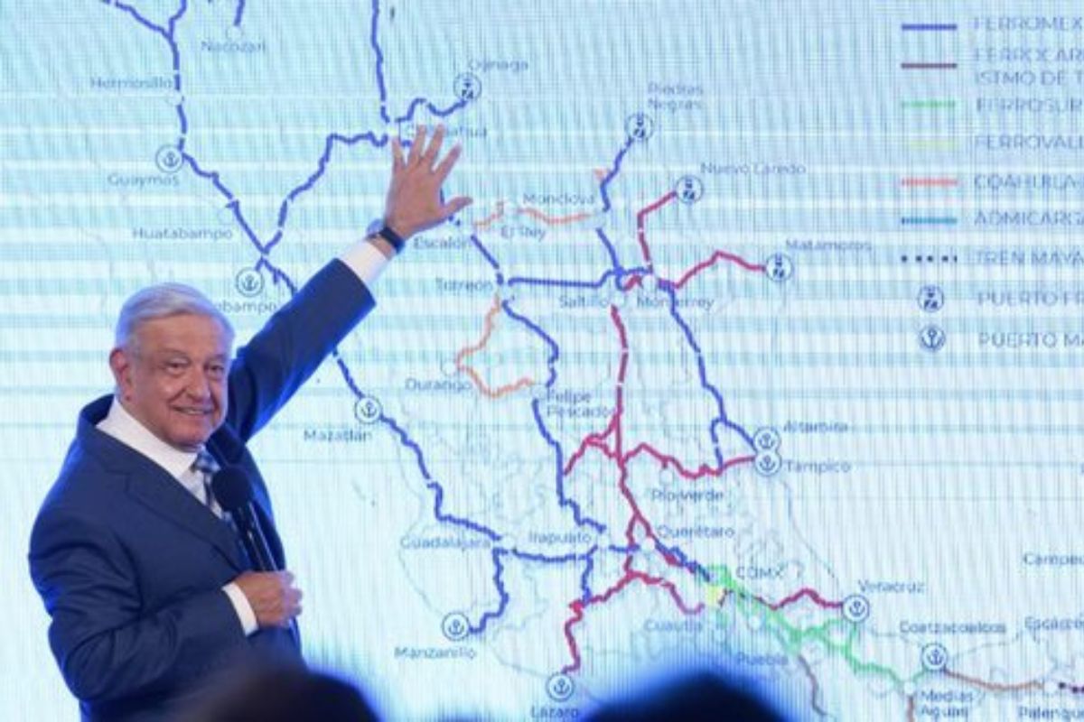 Andrés Manuel López Obrador informó que el próximo 20 de noviembre; presentará un decreto para que vías férreas de trenes de carga se usen también para pasajeros en todo el país. | Foto: Cortesía.