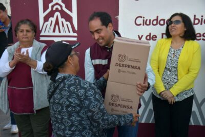 Vecinos de la Colonia Ojo de Agua de la Palma y Escritores recibieron apoyos alimentarios de manos del Presidente Municipal Pepe Saldívar.
