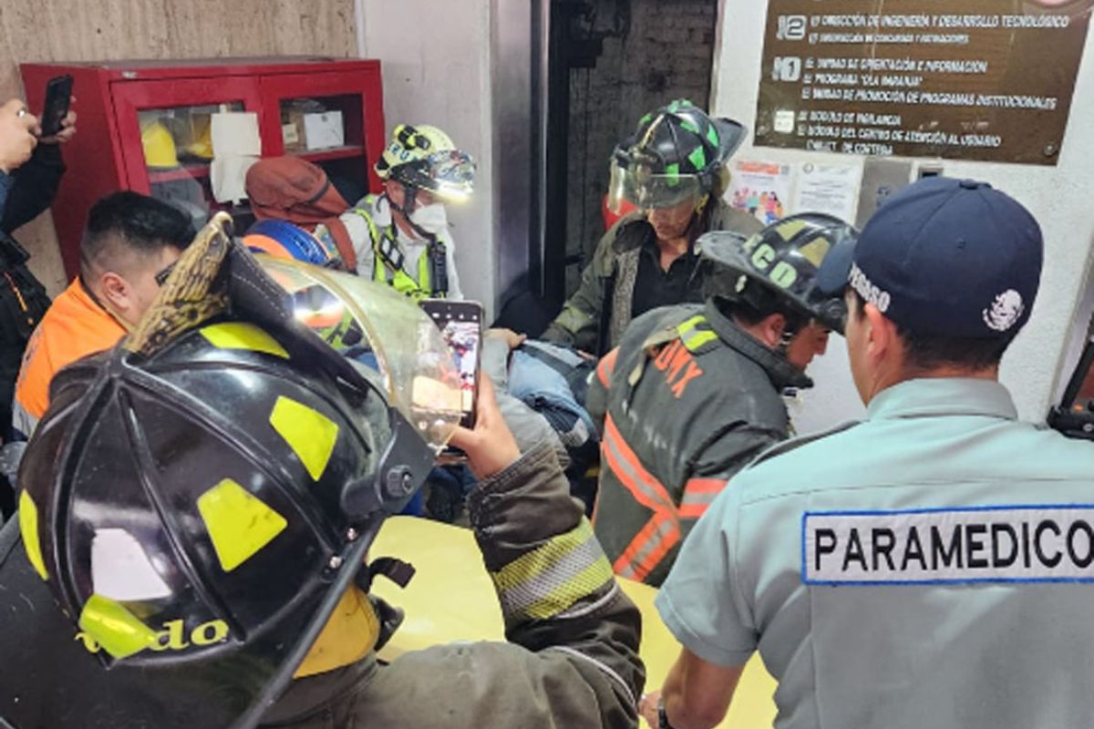 Un trabajador cayó de una altura de seis metros en un elevador dentro de las oficinas del Metro de la Ciudad de México. | Foto: Cortesía.