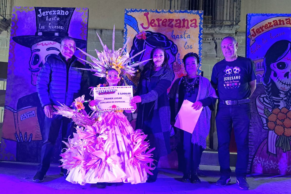 Premian a ganadores de los concursos que convocó el Gobierno Municipal, en el marco de actividades del Festival Jerezano Hasta los Huesos. | Foto: Cortesía.