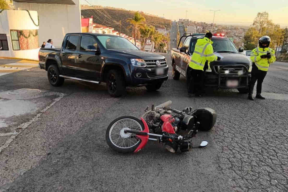 Chocan una camioneta y una motocicleta en la vialidad San Simón de Guadalupe 1