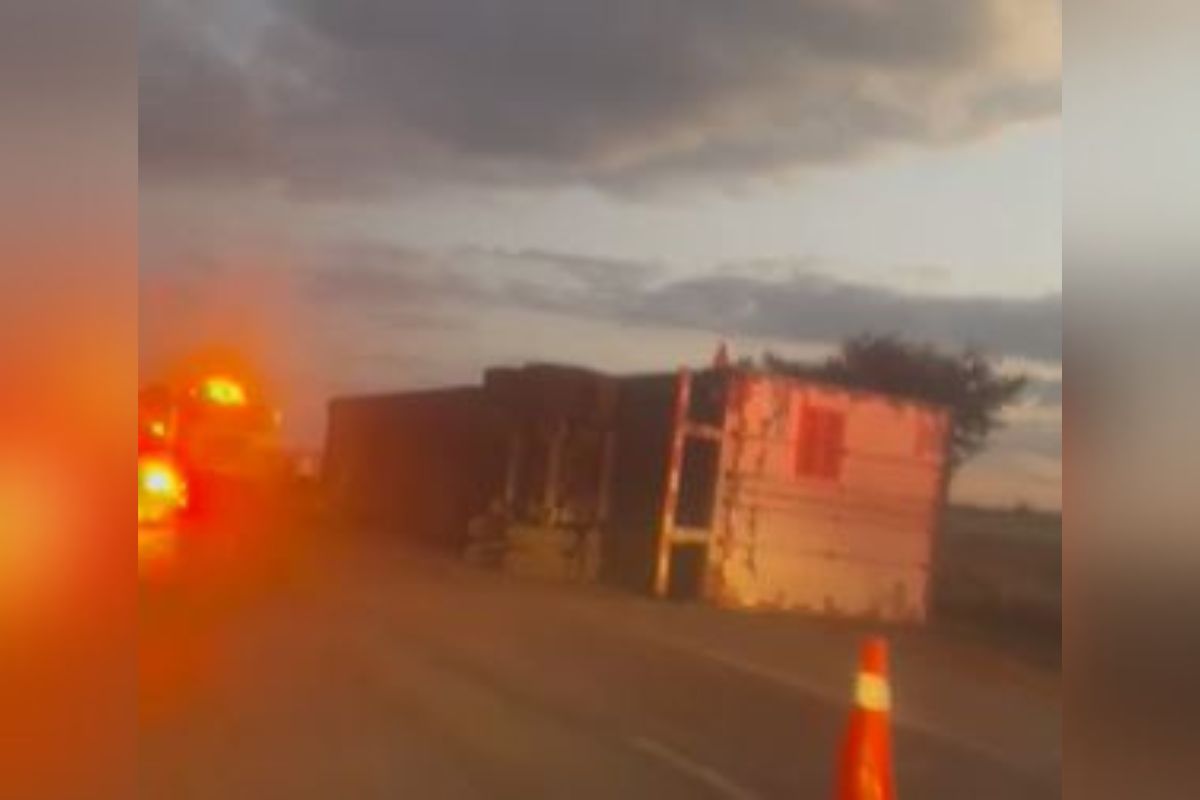 Un camión quinta rueda volcó en un carril de la carretera federal 45 con dirección a Zacatecas; ocasionando únicamente daños materiales.
