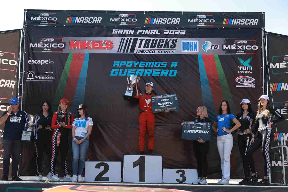 Orgulloso el piloto zacatecano Mateo Girón en el podio de triunfadores mostrando el trofeo como campeón en novatos de Trucks México Series 2023.| Foto: Cortesía.
