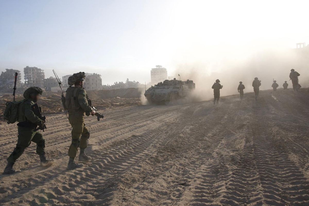 Los tres rehenes que el ejército israelí mató ayer por error "iban sin camiseta y llevaban una bandera blanca improvisada".