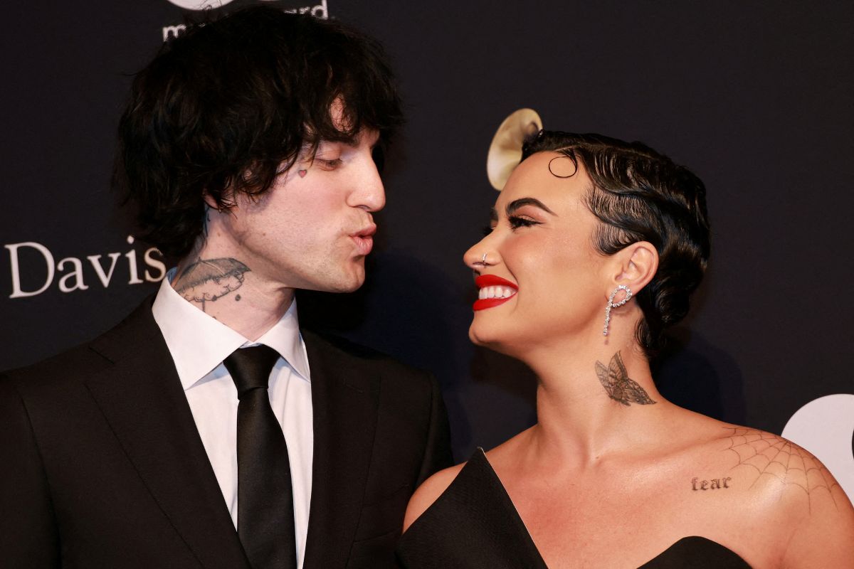Demi Lovato se comprometió con el músico Jordan Jutes después de un año de noviazgo. Esto después de que el cantante le propuso matrimonio en Los Ángeles.