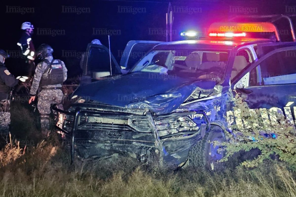 Elementos de la Policía Estatal Preventiva (PEP) se accidentaron al chocar con una familia que viajaba en una camioneta. | Foto: Cortesía.