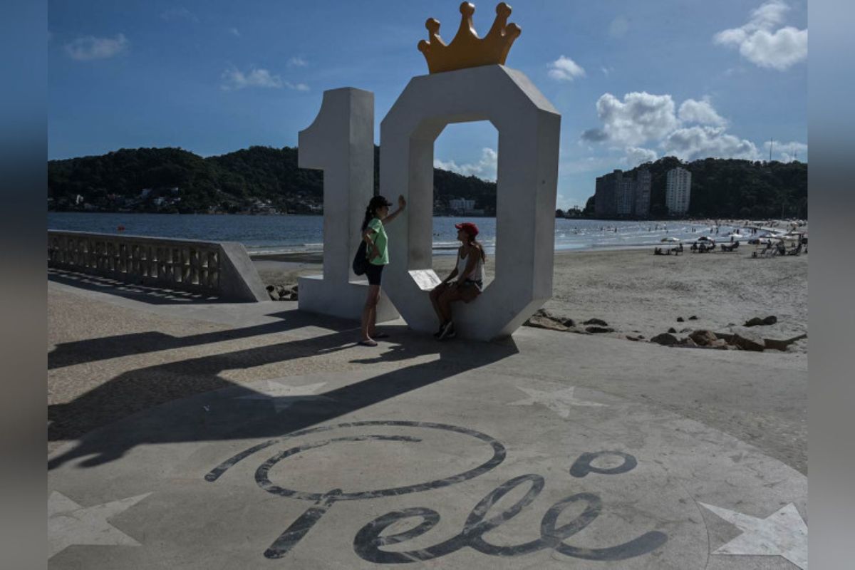 Al cumplirse un año de la muerte de la leyenda del futbol brasileño, Pelé; varios homenajes se realizaron en redes sociales y en ciudades como Santos.
