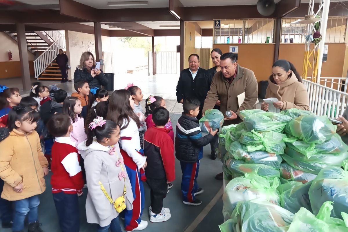 Los integrantes de la sociedad de padres de familia entregaron los uniformes deportivos a 563 estudiantes de la escuela Guillermo C. Aguilera. | Foto: Ángel  Martínez.