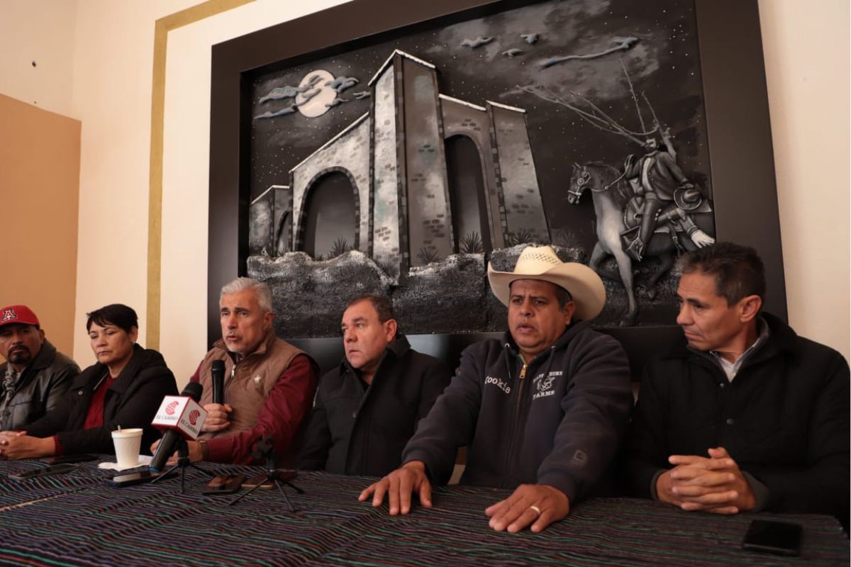 Representantes del Frente Popular de Lucha de Zacatecas (FPLZ), líderes migrantes y el Senador por Zacatecas, José Narro | Foto: Cortesía