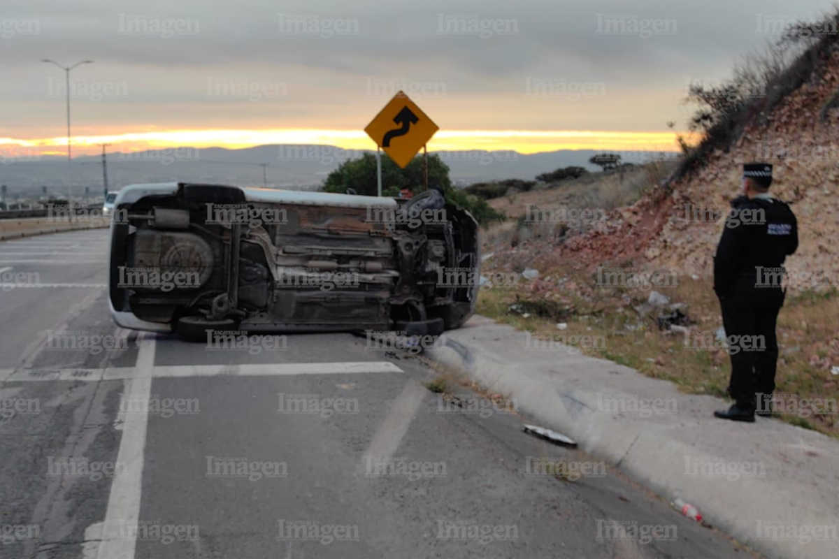 Vuelca automóvil sobre Tránsito Pesado; no se reportan lesionados