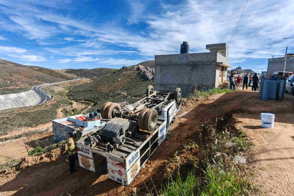 Vuelca camioneta de gas butano en la colonia Lázaro Cárdenas