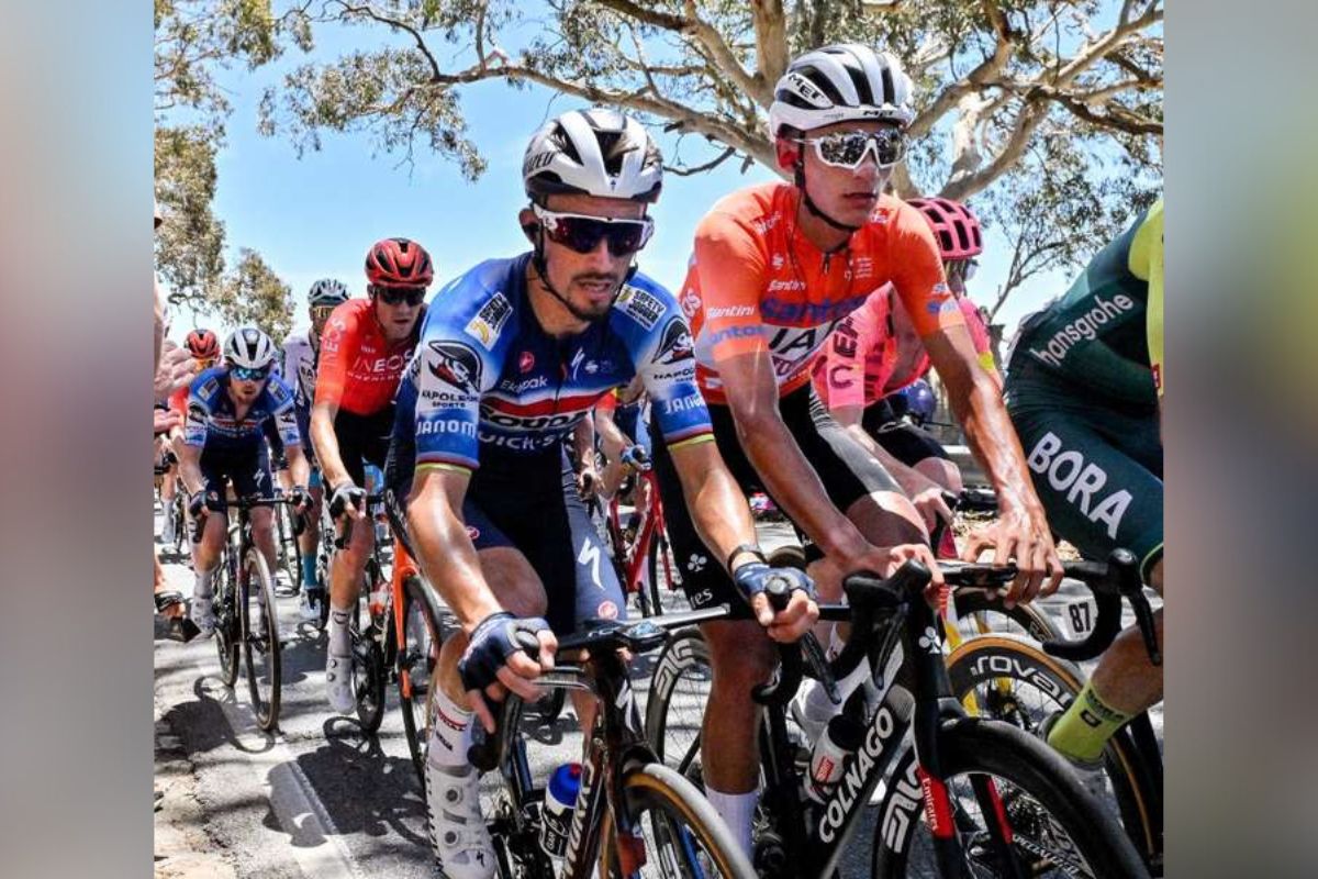 El joven ciclista mexicano Isaac del Toro (UAE Team Emirates) cedió el liderato del Tour Down Under 2024 en Australia. | Foto: Cortesía.