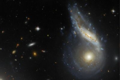 El Telescopio Espacial Hubble capturó a unos 570 millones de años-luz de la Tierra; una danza cósmica de proporciones astronómicas.