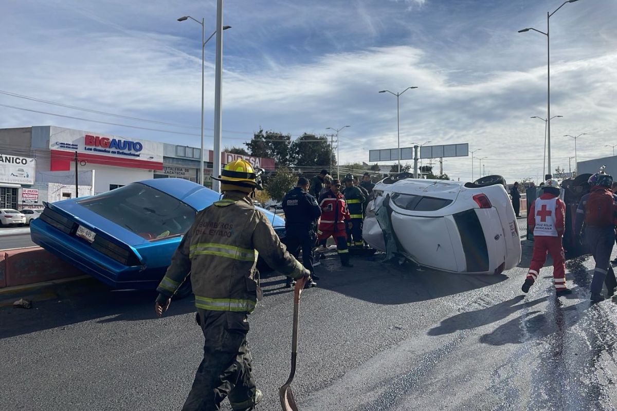Accidente vial A 100 metros de la Dirección de Policía de Seguridad Vial, en la avenida Nezahualcóyotl; que deja dos personas lesionadas.