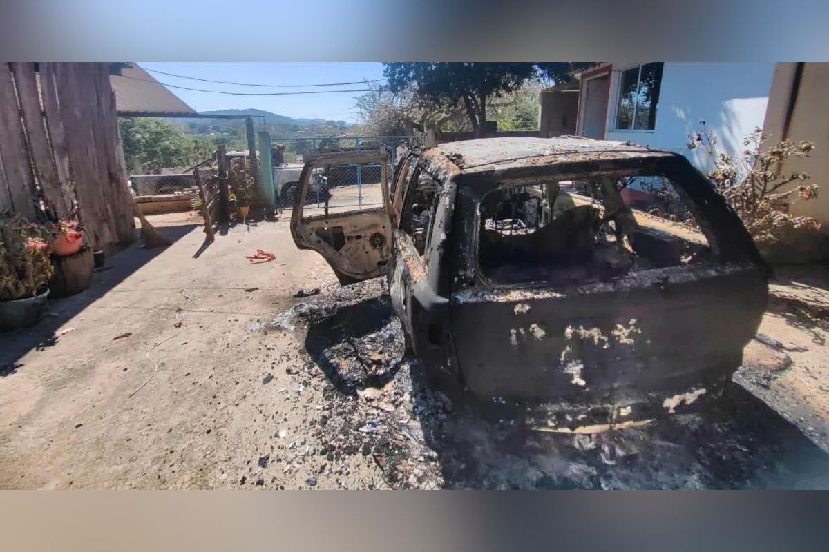Habitantes de la comunidad de Coacuyulillo denunciaron que hombres armados llegaron a su pueblo; incendiaron vehículos, casas. | Foto: Cortesía.