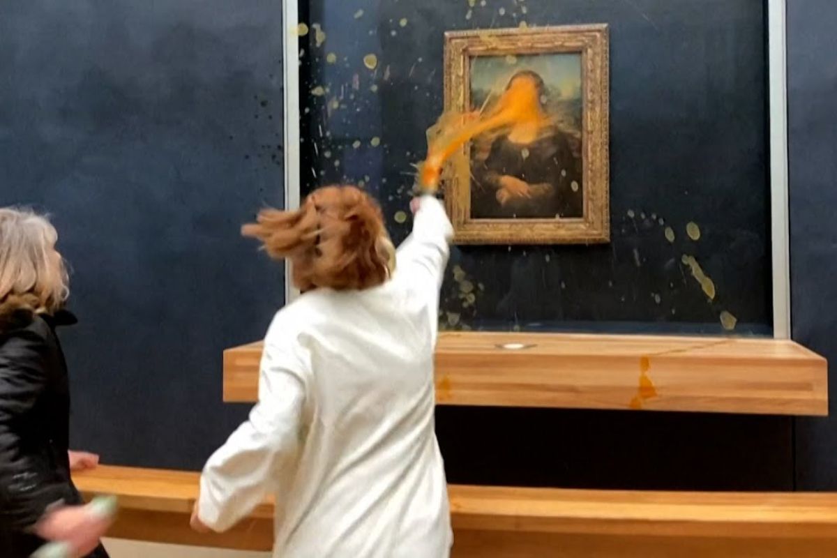 La Mona Lisa, el famoso cuadro pintado por el artista e inventor italiano Leonardo Da Vinci, sufrió un ataque en manos de dos activistas del clima.
