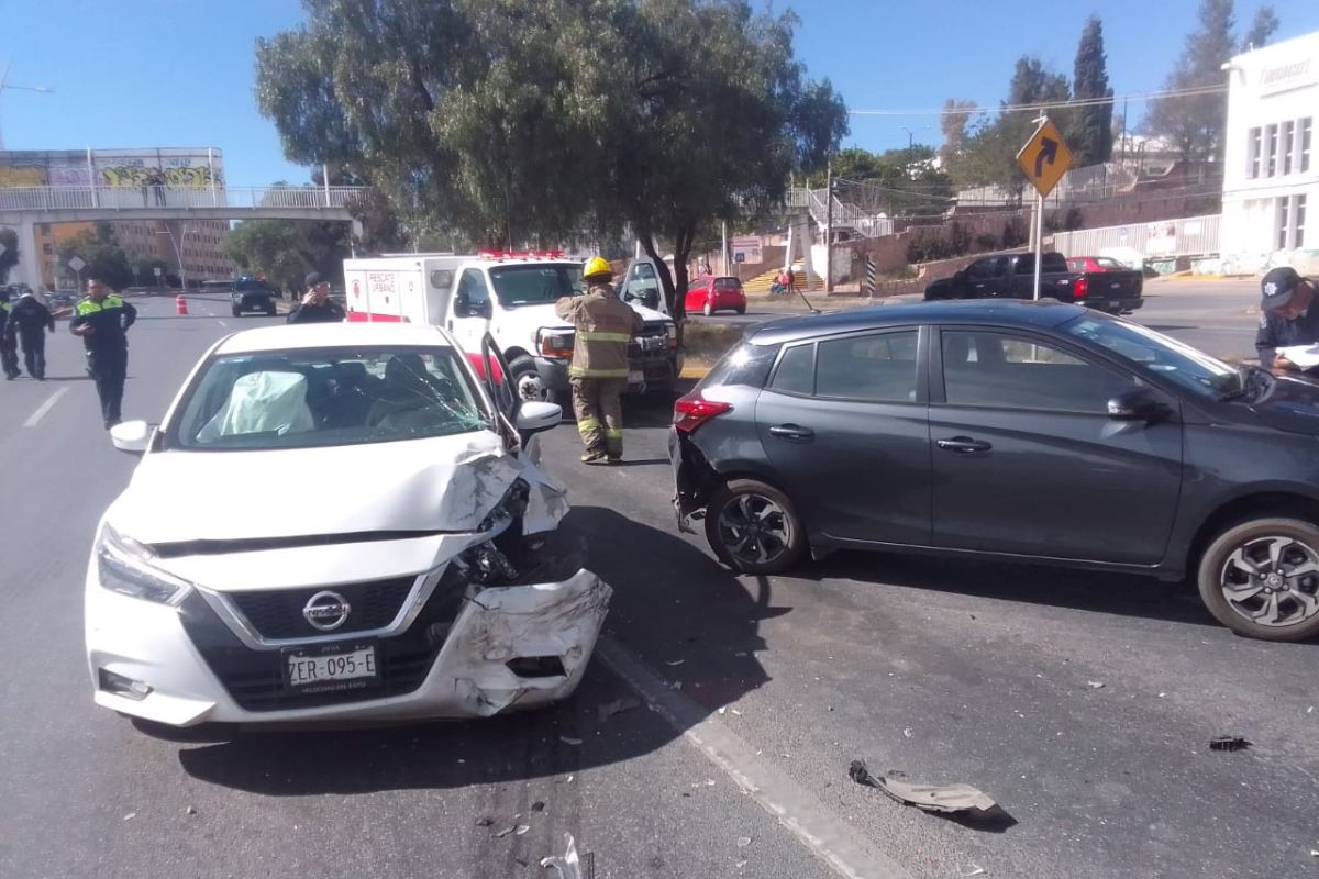 Dos vehículos participaron en un choque registrado este sábado en el sentido a Guadalupe del Bulevar López Portillo. | Foto: Cortesía.