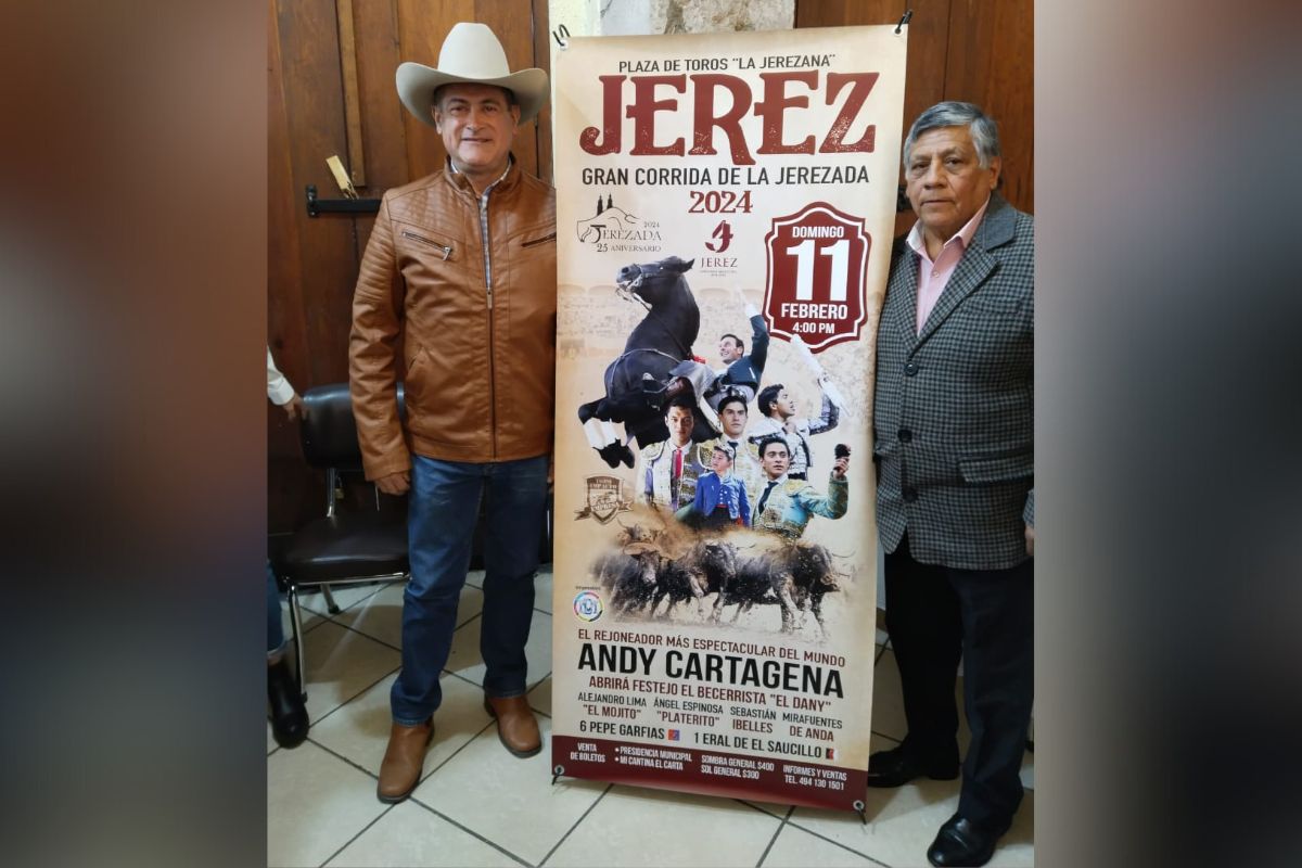 El alcalde de Jerez y el empresario Pedro González "Pedrín" muestran el cartel para el festejo del 11 de febrero en el Cosco "La Jerezana".