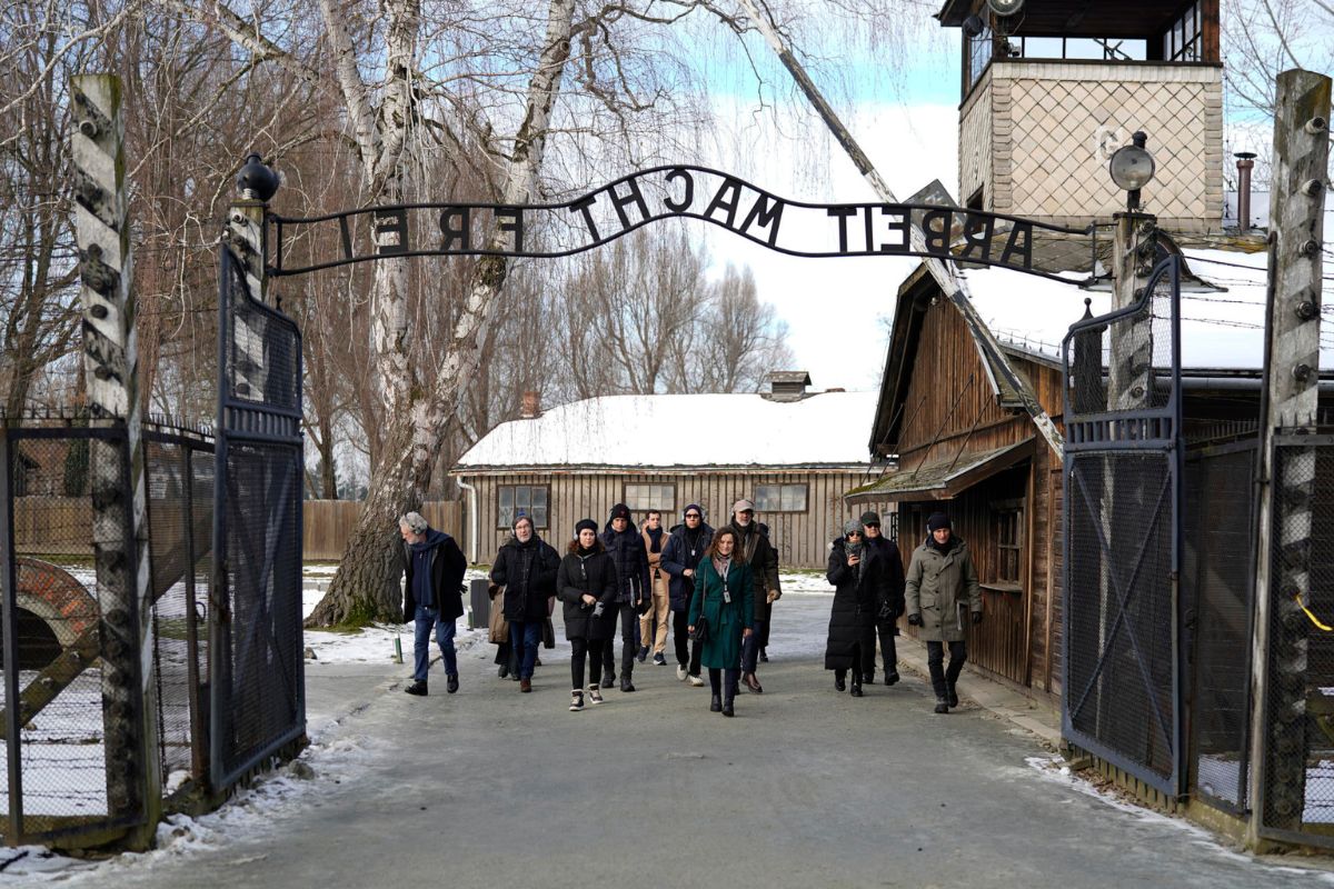 Este lunes el multimillonario Elon Musk visitó el antiguo campo de exterminio de Auschwitz-Birkenau, en Polonia.