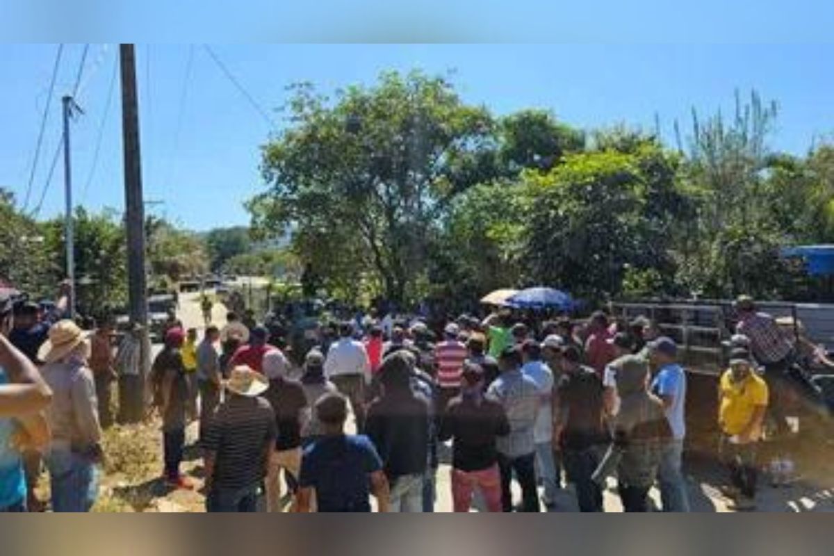 Habitantes de la comunidad de Coacuyulillo denunciaron que hombres armados llegaron a su pueblo; incendiaron vehículos, casas.