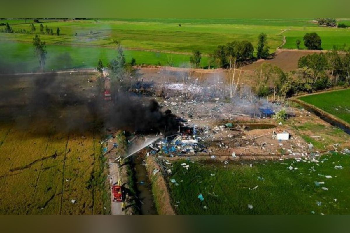 Una fábrica de fuegos artificiales en el centro de Tailandia explotó dejando al menos 23 muertos. Lo anterior lo informó un funcionario local.