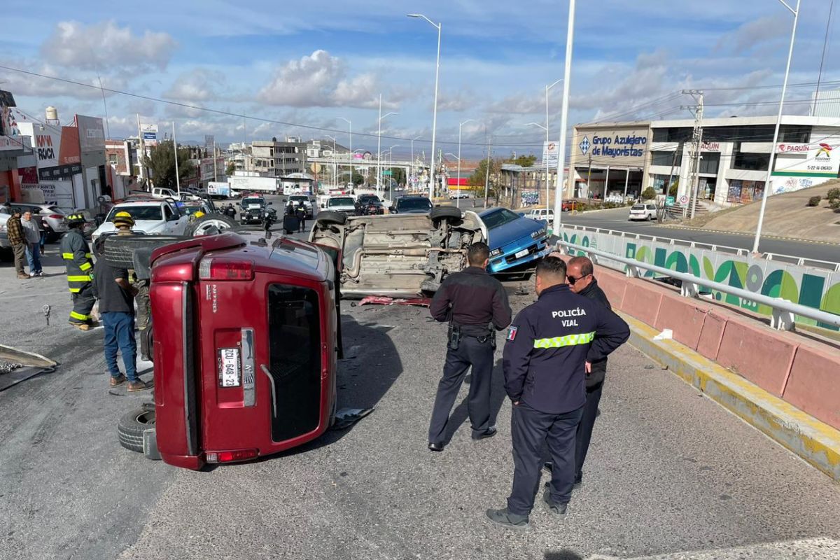 Accidente vial A 100 metros de la Dirección de Policía de Seguridad Vial, en la avenida Nezahualcóyotl; que deja dos personas lesionadas.