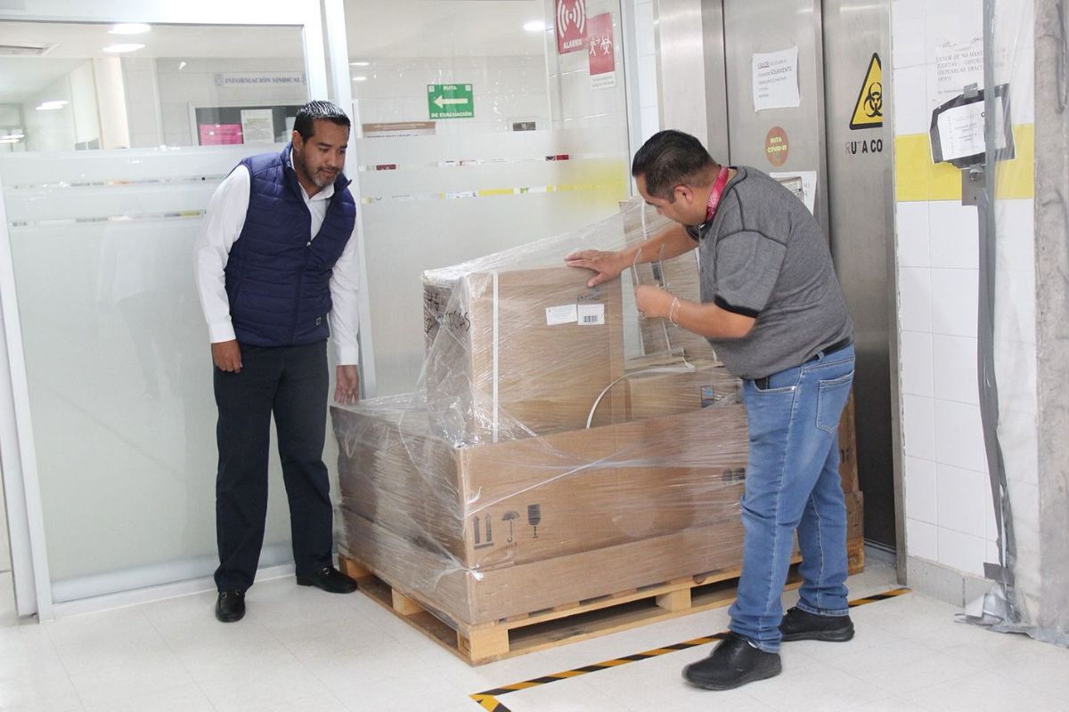 Con el objetivo de fortalecer las clínicas y hospitales, el Issste en Zacatecas recibió equipo médico y mobiliario en el almacén central. | Foto: Cortesía.