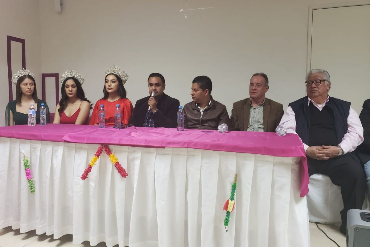 El alcalde de Rio Grande Mario Córdoba y el matador Jorge Mata encabezaron la conferencia de prensa para anunciar el festejo de carnaval el 18 de febrero.