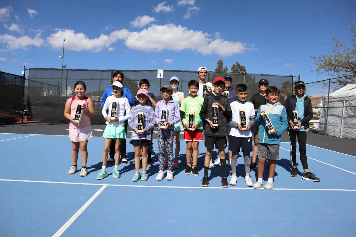 Felices  y  satisfechos  los ganadores  y finalistas del Estatal de Tenis Infantil y Juvenil que se jugó el pasado fin de semana en el Club de Golf de Zacatecas. | Foto: Cortesía.